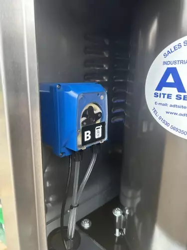 High-pressure chemical dosing pump installed inside a Nilfisk 400HS DTE system. Allows chemical to be applied directly through the pump at pressure for deeper cleaning and improved efficiency on heavy-duty applications.